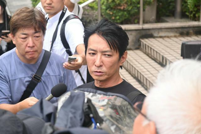 ジャニー喜多川氏の性加害問題を告発した後のSNS上での中傷に対して、警察に被害を相談した平本淳也さん（写真中央）=2023年9月22日午後4時29分、神奈川県、原晟也撮影