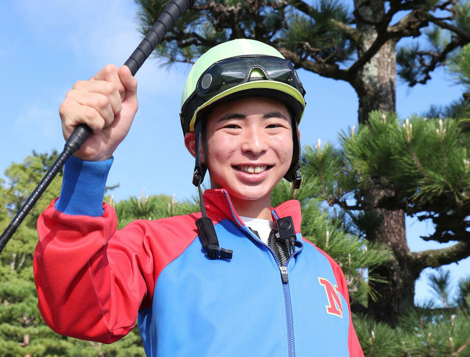 笑顔でガッツポーズする橋木太希騎手（撮影・白石智彦）