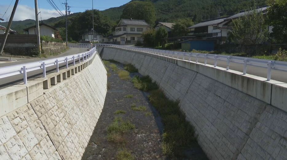 改良復旧工事が終わった護岸（佐久市入沢地区）