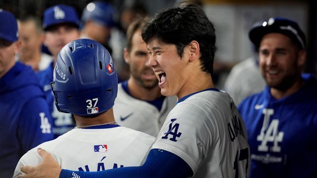 HRを放ったテオスカー選手の肩を抱く大谷翔平選手【写真：AP/アフロ】