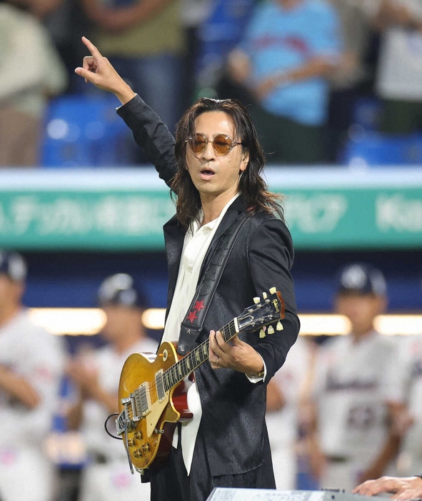 ＜ヤ・広＞国歌を演奏するGLAY・TAKURO　（撮影・白鳥　佳樹）