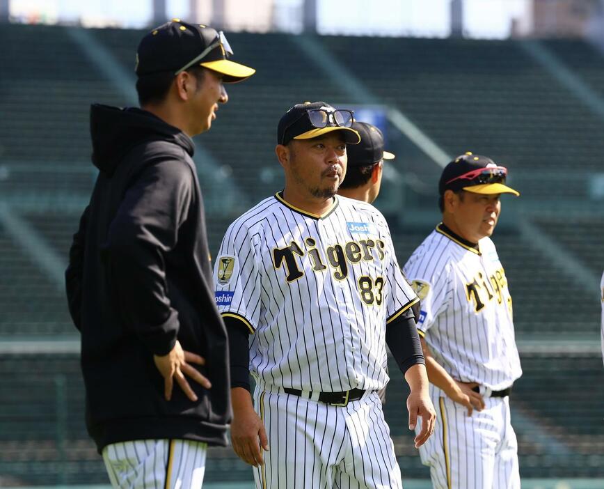 チームに合流し、藤川監督（左）と話をする阪神小谷野打撃コーチ（撮影・藤尾明華）