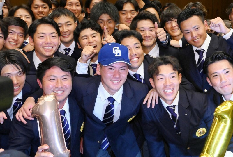 中日から1位指名を受け、チームメートに祝福される関西大の金丸夢斗（中央）＝大阪府吹田市で2024年10月24日、北村隆夫撮影