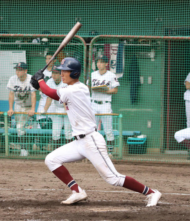 練習試合で安打を放つ桐光学園・森駿太内野手（24年6月撮影）