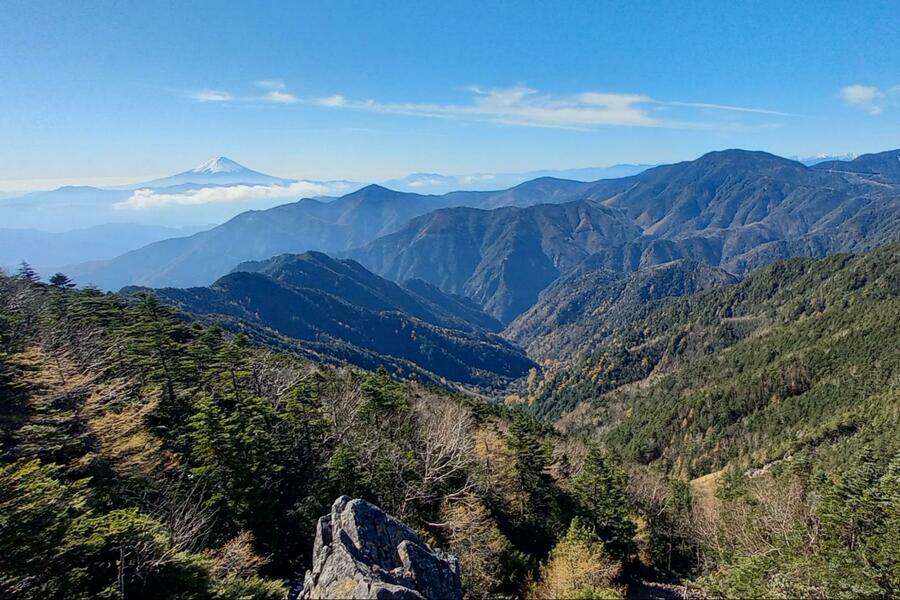 澄んだ青空のもと、富士山と名だたる峰々が見渡せる（撮影：河野美花）