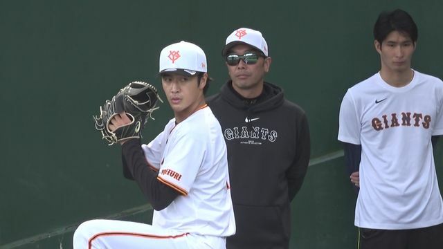 指導を受ける巨人・西舘勇陽投手と阿部慎之助監督