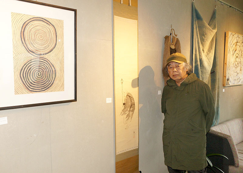 「ZEN・ZAI・SUN展」を開いている上村さん