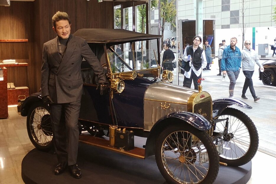 １００年以上前に製造された車「トゥイニー」に感動する中村獅童