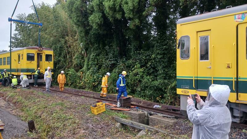 移動作業が始まったいすみ鉄道の脱線車両=9日午前10時10分ごろ、いすみ市苅谷