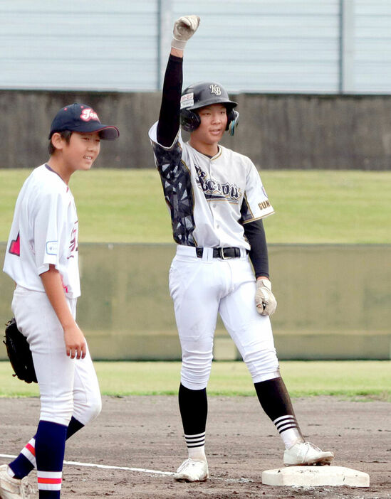 初回１死二、三塁から先制の中越え三塁打を放ち右手を突き上げた徳江主将