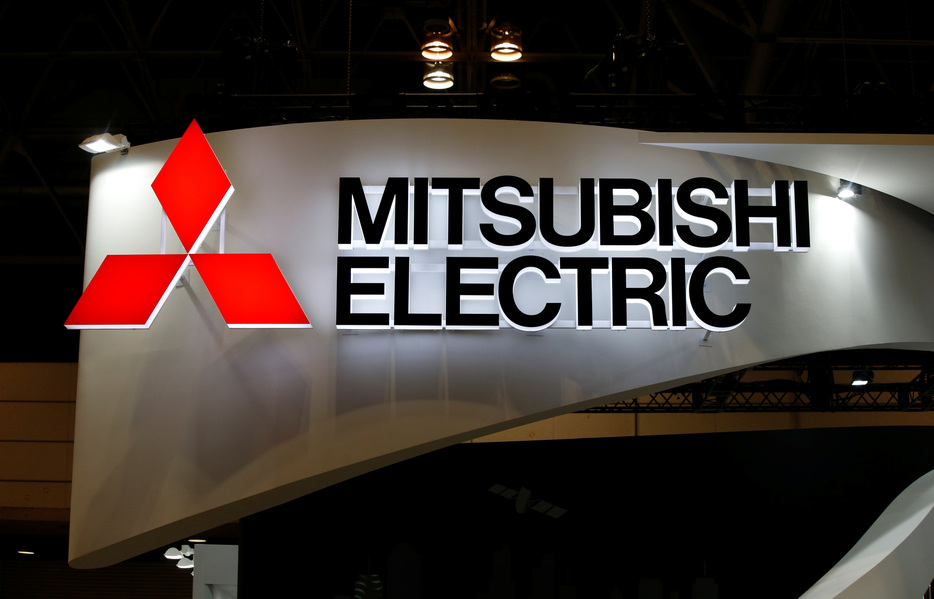 　　１０月３１日、  三菱電機とアイシンは２０２５年５月までの稼働を予定していた電気自動車（ＥＶ）向け部品の合弁会社設立を撤回した。写真は三菱電機のロゴ。２０１７年１０月、千葉・幕張メッセで撮影（２０２４年　ロイター／Toru Hanai）