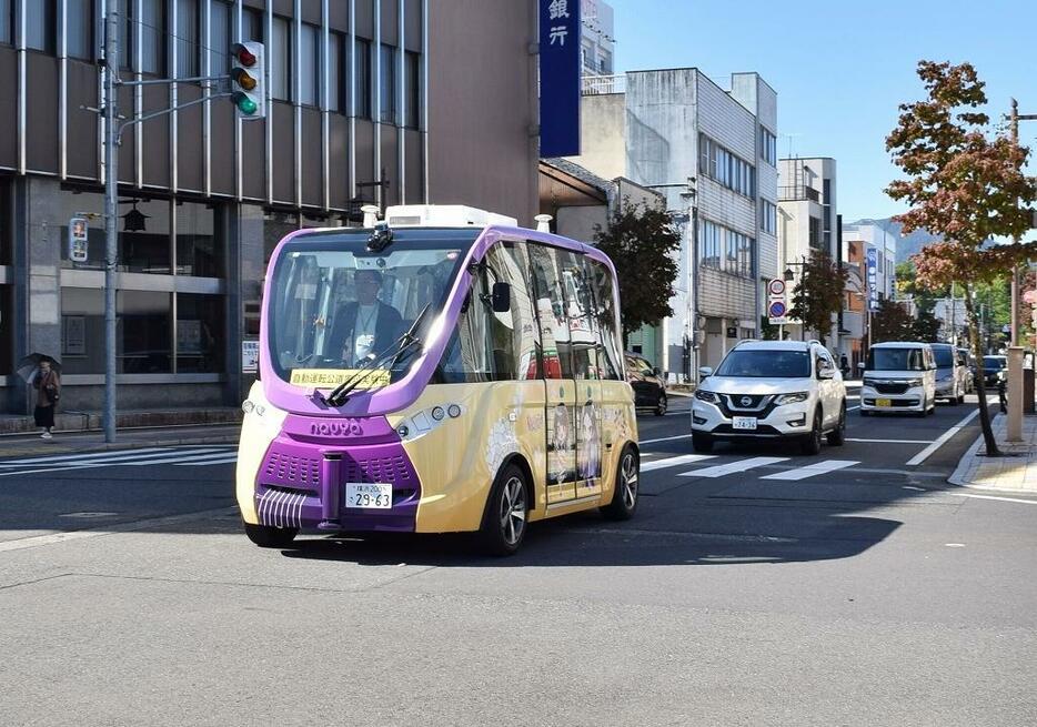 市街地で実証実験の運行が始まった自動運転バス＝10月21日、福井県越前市蓬莱町