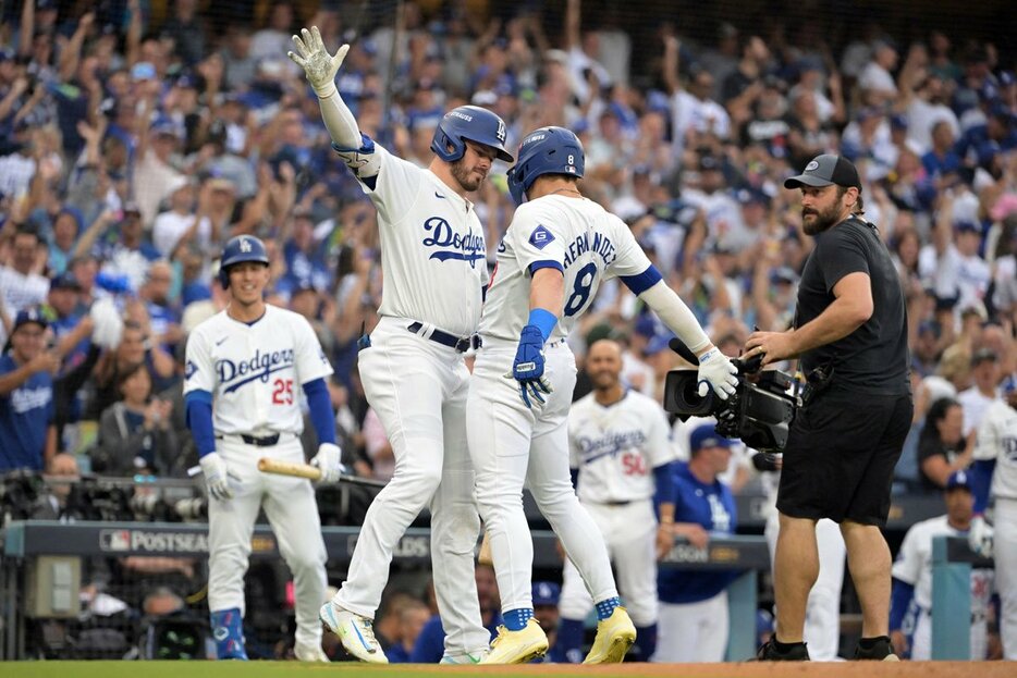 キケ・ヘルナンデスとラックスの〝珍祝福〟シーン（ロイター＝USA　TODAY　Sports)