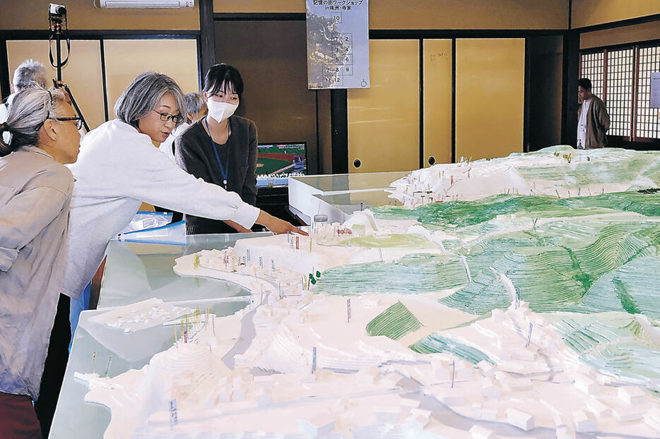 住民とジオラマを製作する学生＝珠洲市三崎町寺家の大浜集会所