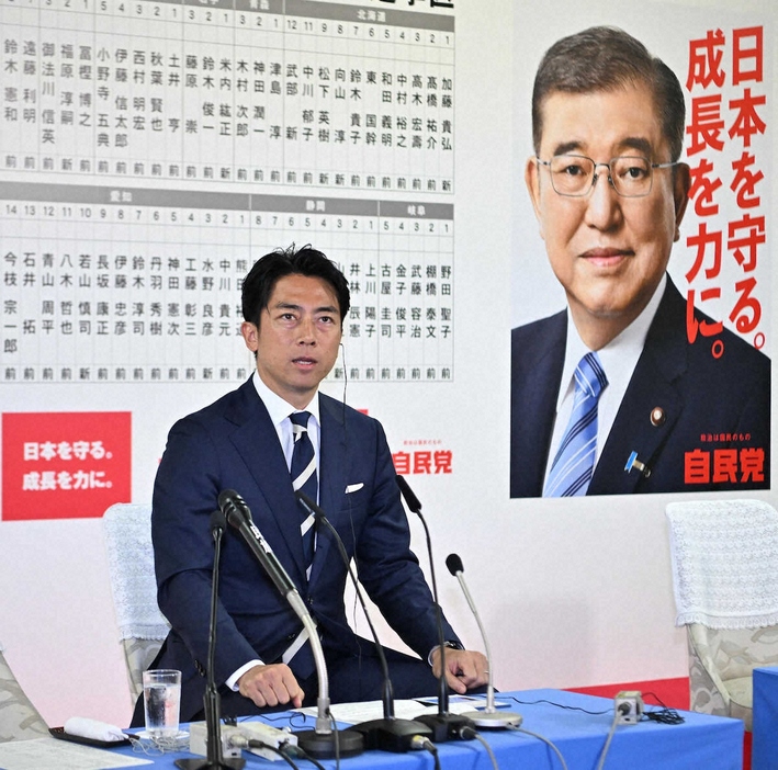 開票速報を受け、テレビ中継の質問に答える小泉進次郎選対委員長＝東京・永田町の自民党本部（代表撮影）＝