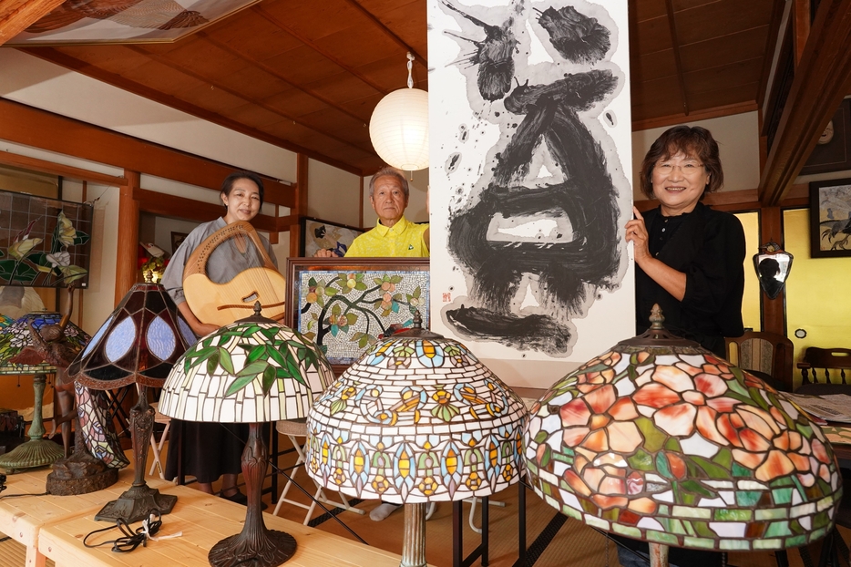 出展作品などを手に来場を呼びかける伴さん、中山さん、岩田さん（右から）＝兵庫県丹波篠山市今田町木津で