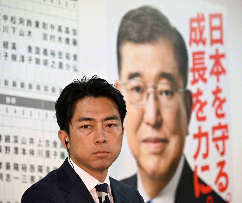 自民党開票センターに入り、開票状況を見守る小泉進次郎選対委員長＝東京都千代田区の同党本部で2024年10月27日午後8時、平田明浩撮影