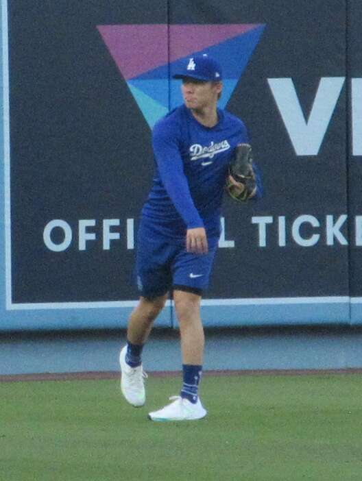 ドジャースタジアムの外野でキャッチボールするドジャース・山本由伸（撮影・横山尚杜）