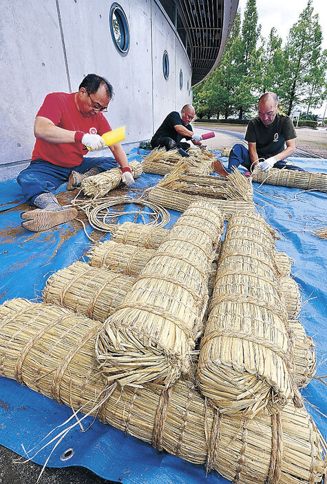 大相撲高岡場所に向け、土俵の俵作りに励む呼び出し＝高岡市竹平記念体育館