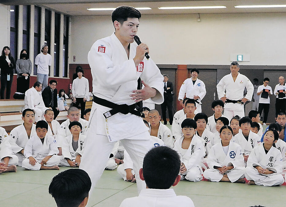 大外刈りのこつを教える村尾さん＝羽咋市武道館