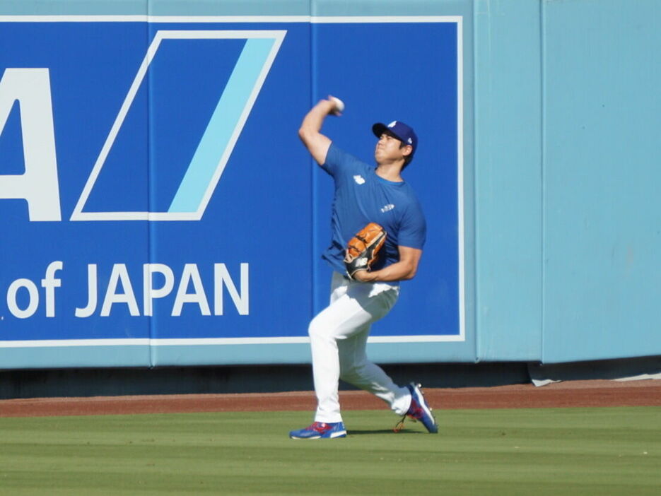 キャッチボールをするドジャース・大谷翔平投手（カメラ・安藤　宏太）