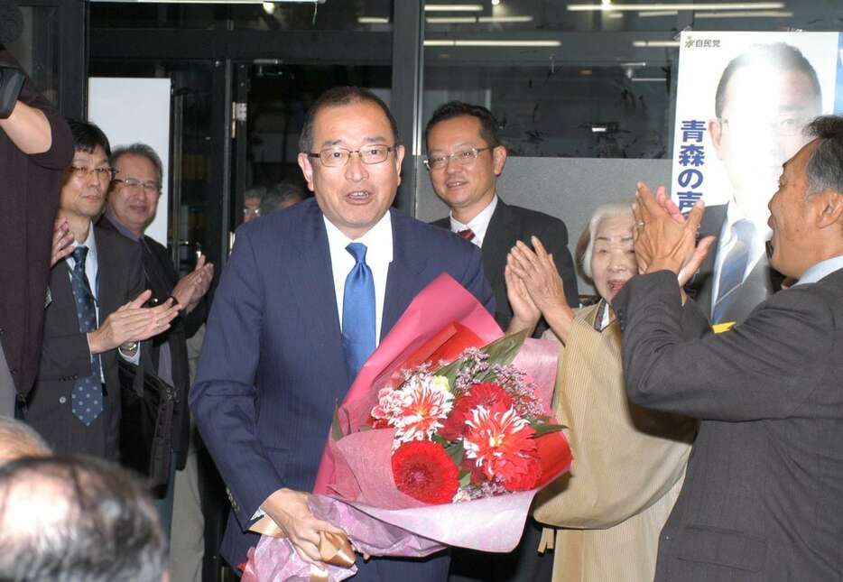 青森1区で5期目の当選を確実にした自民党前職の津島淳氏＝28日午前0時10分、青森市（福田徳行撮影）