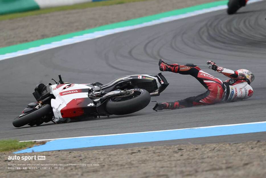 中上貴晶（ホンダ・イデミツLCR）の転倒／2024MotoGP第16戦日本GP スプリント