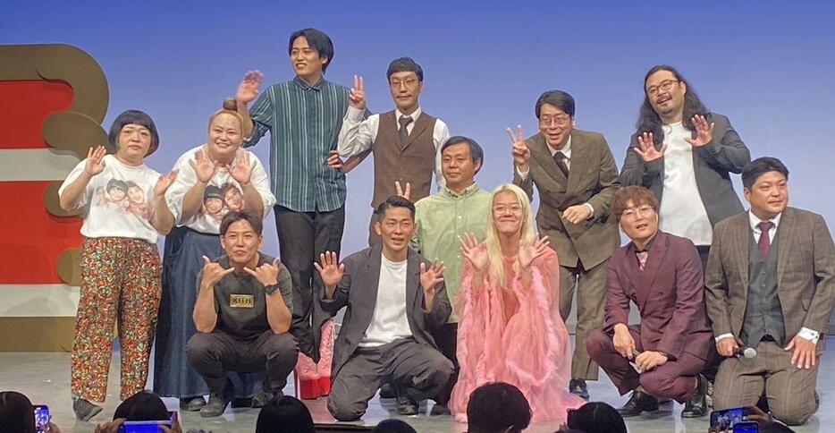 　ライブに出演した（前列左から）ジャングルポケット・おたけ、太田博久ら