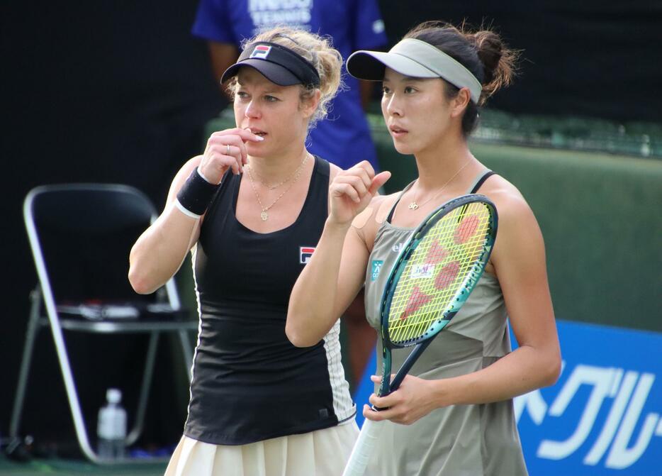 （左から）ラウラ・シゲムンドと柴原瑛菜[画像/tennis365.net]