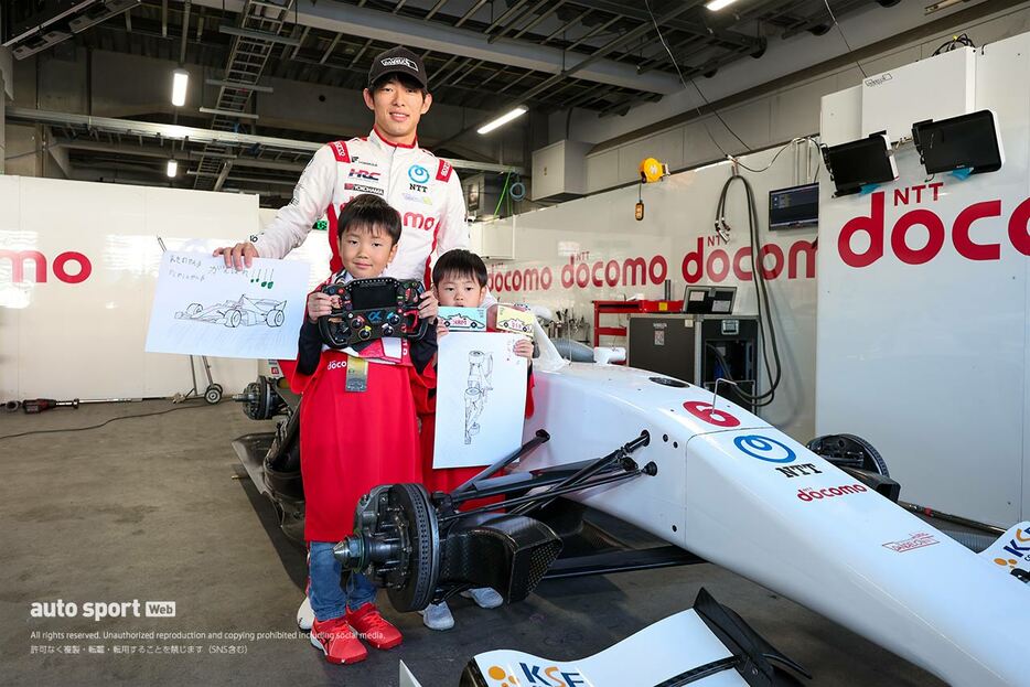 太田格之進（DOCOMO TEAM DANDELION RACING）と、招待を受けた少年