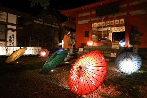 ライトアップされた色とりどりの和傘＝松崎町松崎の伊那下神社