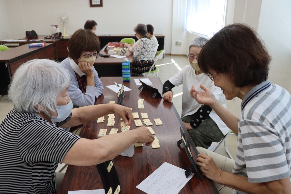 ラミィキューブをプレーする会員たち＝兵庫県丹波市柏原町柏原で