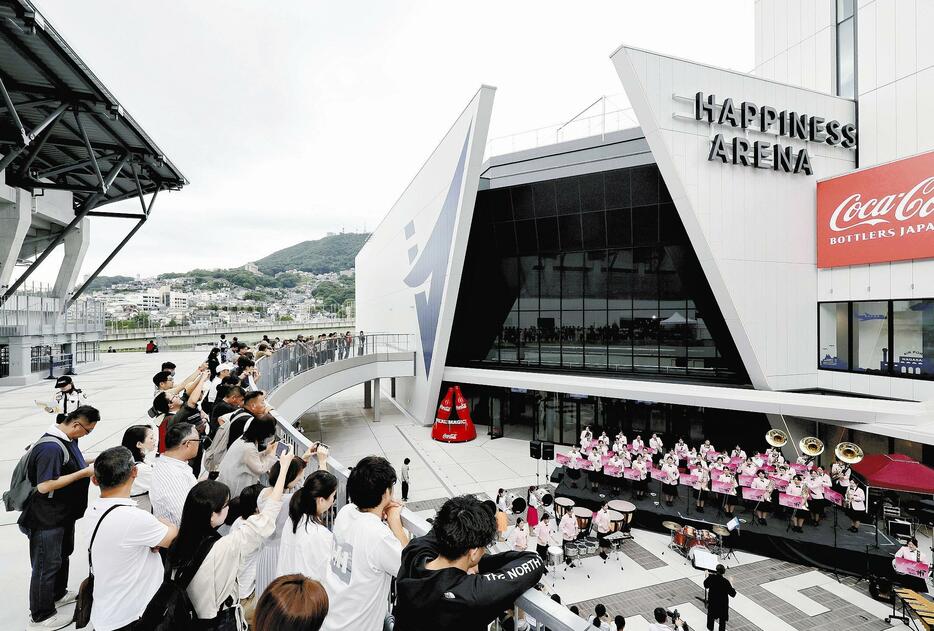 多くの人でにぎわう「ハピネスアリーナ」前（14日）＝浦上太介撮影