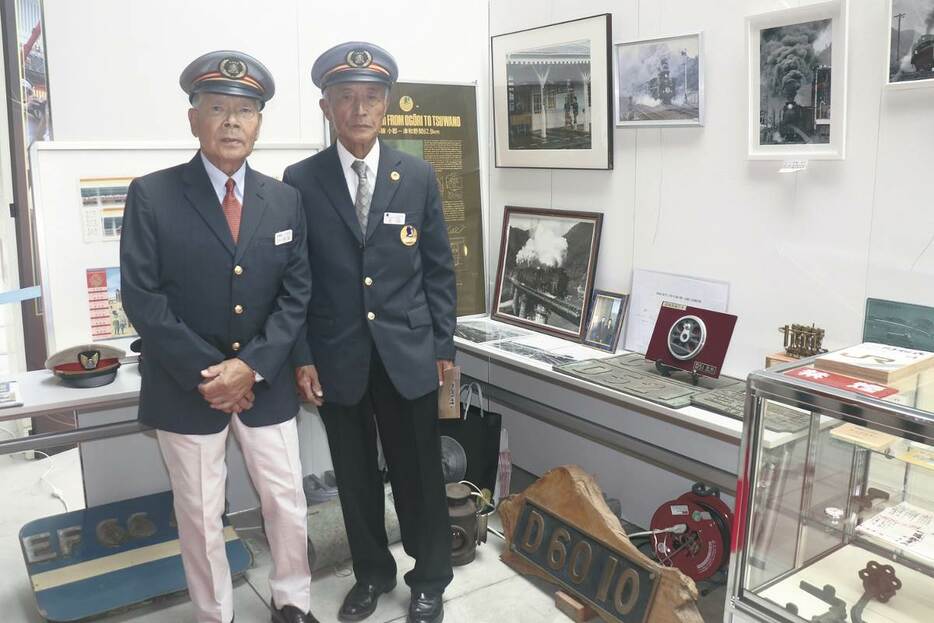 懐かしの鉄道用品や写真を紹介する本由良駅名誉駅長の長尾寛さん（左）と篠目駅名誉駅長の大岡孝知さん＝14日、山口市小郡令和