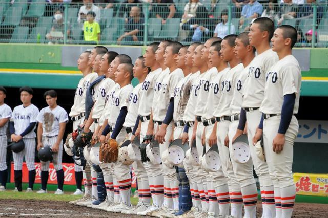 校歌を歌う東洋大姫路の選手たち=2024年10月27日、ほっともっと神戸、大坂尚子撮影