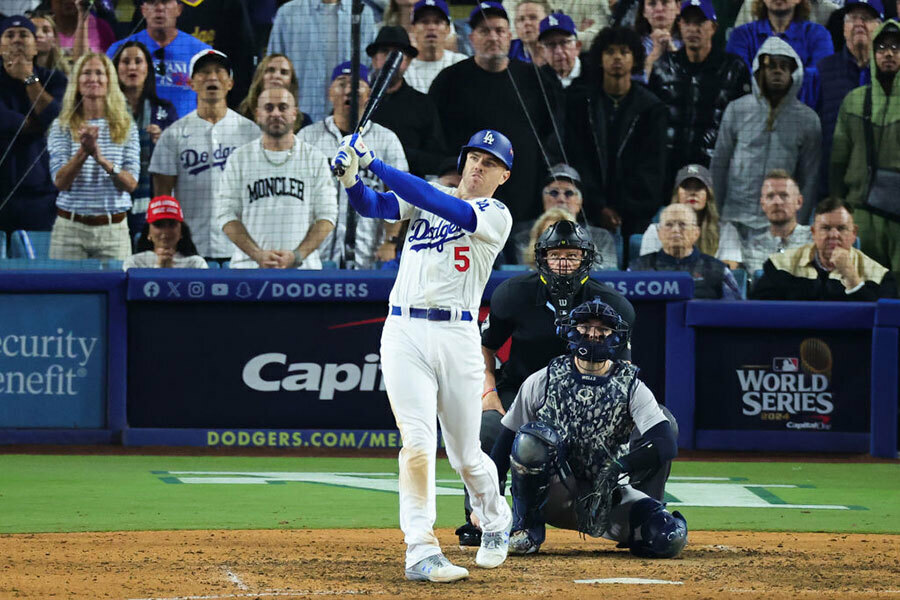 ラッパーのリル・ウェイン氏がドジャースタジアムで試合を観戦（写真右端のグレーの服）【写真：Getty Images】