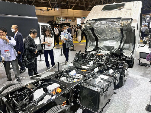 ジャパンモビリティショービズウィークで展示されたいすゞ自動車の小型トラック内部構造。モーターやバッテリーがソフトで制御される（１７日、千葉市の幕張メッセで）