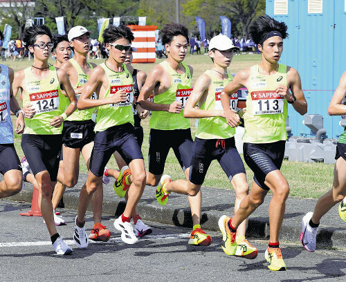 予選会で力走する中央学院大の選手たち（１９日、東京都立川市で）＝菅野靖撮影