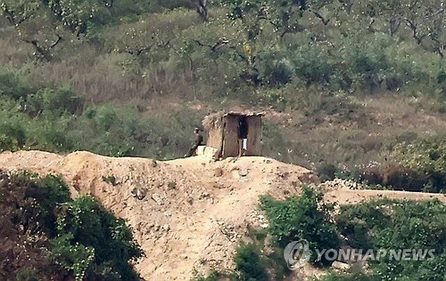 南北軍事境界線に近い京畿道・坡州の烏頭山統一展望台から眺めた北朝鮮側＝9日、坡州（聯合ニュース）