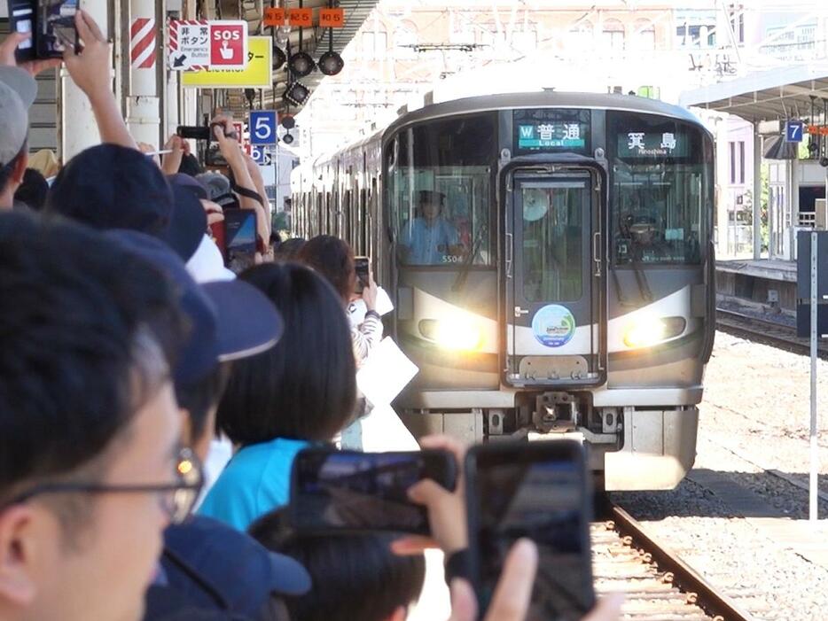 運転初日は約200人のファンが訪れ出発を見送った