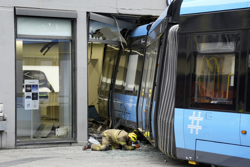 脱線して店舗に突っ込んだ路面電車＝ノルウェーの首都オスロで2024年10月29日、NTB Scanpix・AP