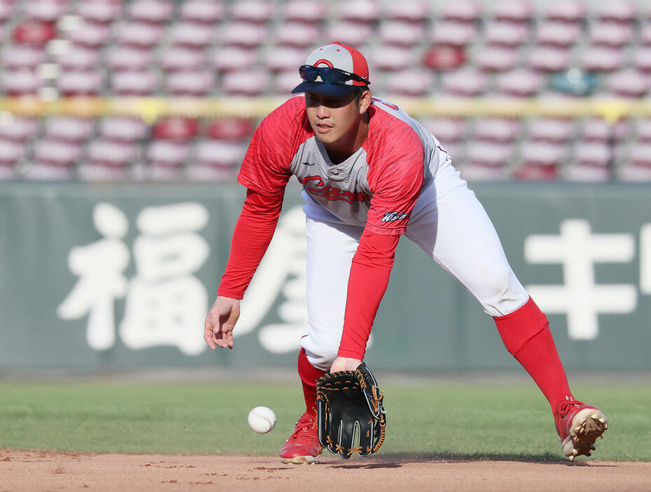 セカンド守備練習をする広島小園（撮影・加藤孝規）