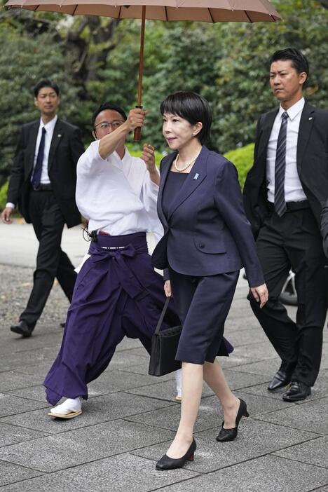 靖国神社を参拝に訪れた高市前経済安保相＝17日午前、東京・九段北