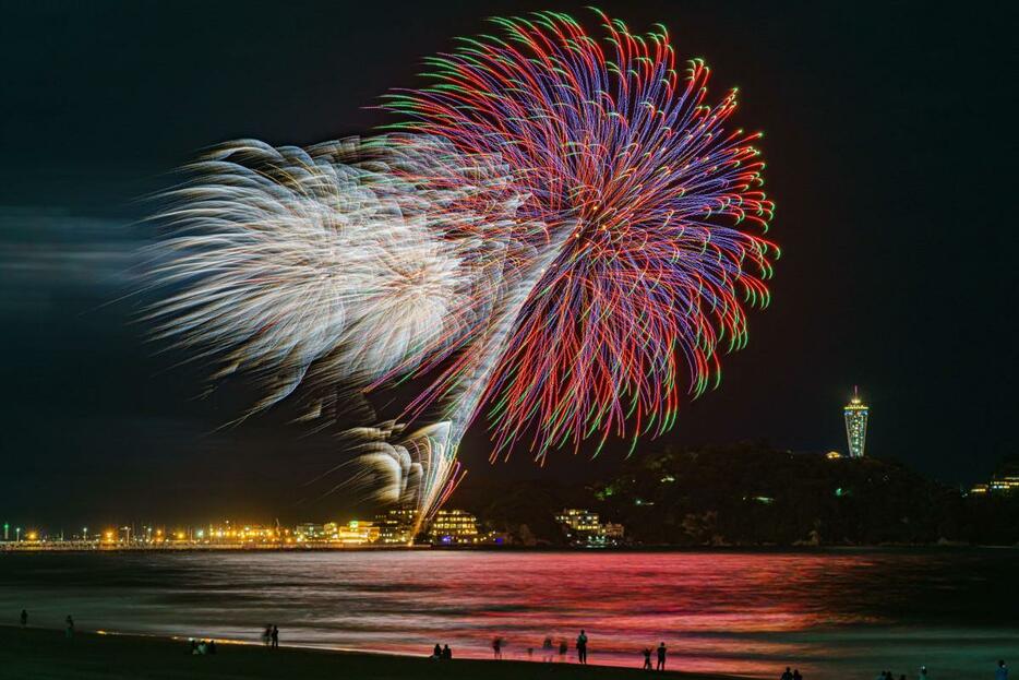 夜空に打ち上げられた花火が秋の夜空を彩った（写真提供＝satoru kohira）