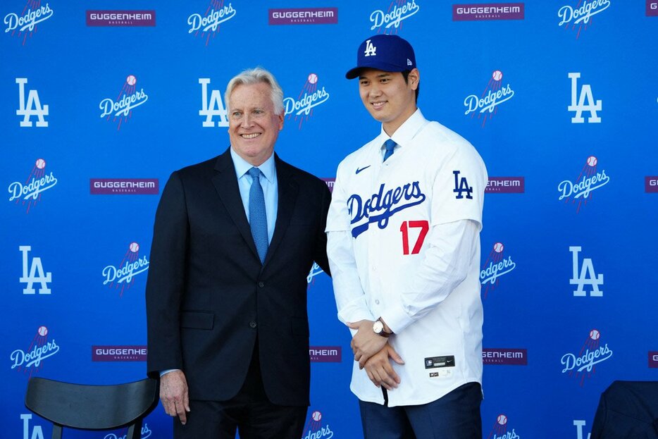 マーク•ウォルター氏(左)と大谷翔平（ロイター＝USA　TODAY　Sports)