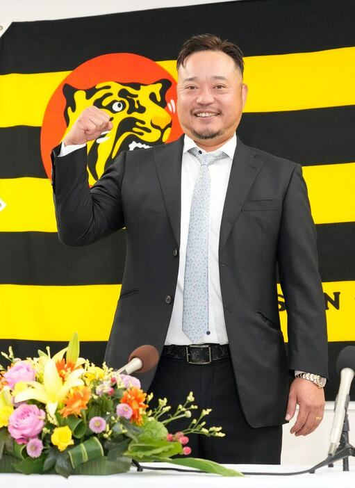 就任会見でポーズをとる小谷野栄一・打撃チーフコーチ＝西宮市内（撮影・甘利慈）