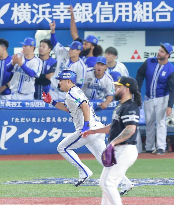 【プロ野球日本シリーズDeNA対ソフトバンク】＜第1戦＞　9回　右安打を放つDeNA・筒香嘉智＝横浜スタジアム（撮影・長尾みなみ）