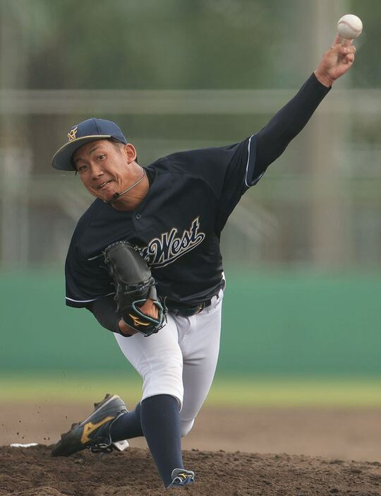 三菱重工Eastとの練習試合で四回に登板したNTT西日本・伊原陵人＝NTT淀総合運動場（撮影・根本成）