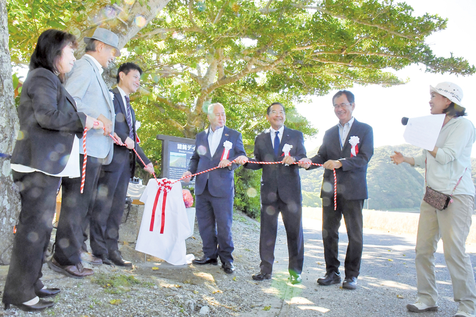 「日本樹木遺産」認定第4号を祝う除幕式＝28日、鹿児島県瀬戸内町諸鈍