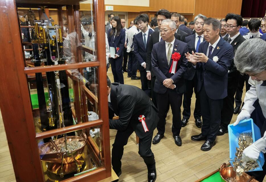 大阪市の造幣局で開かれた「製造貨幣大試験」。手前左は横山信一財務副大臣＝28日午前